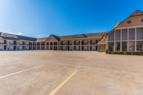 Econo Lodge Inn & Suites - image 14
