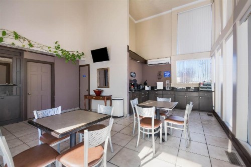 Econo Lodge Inn & Suites - image 15