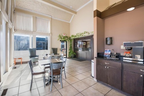 Econo Lodge Inn & Suites - image 17