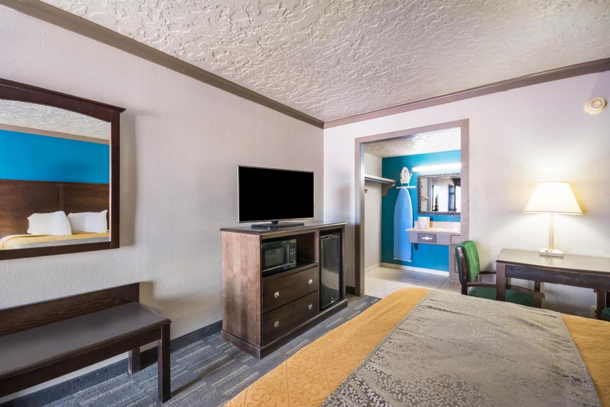 Econo Lodge Inn & Suites - image 2