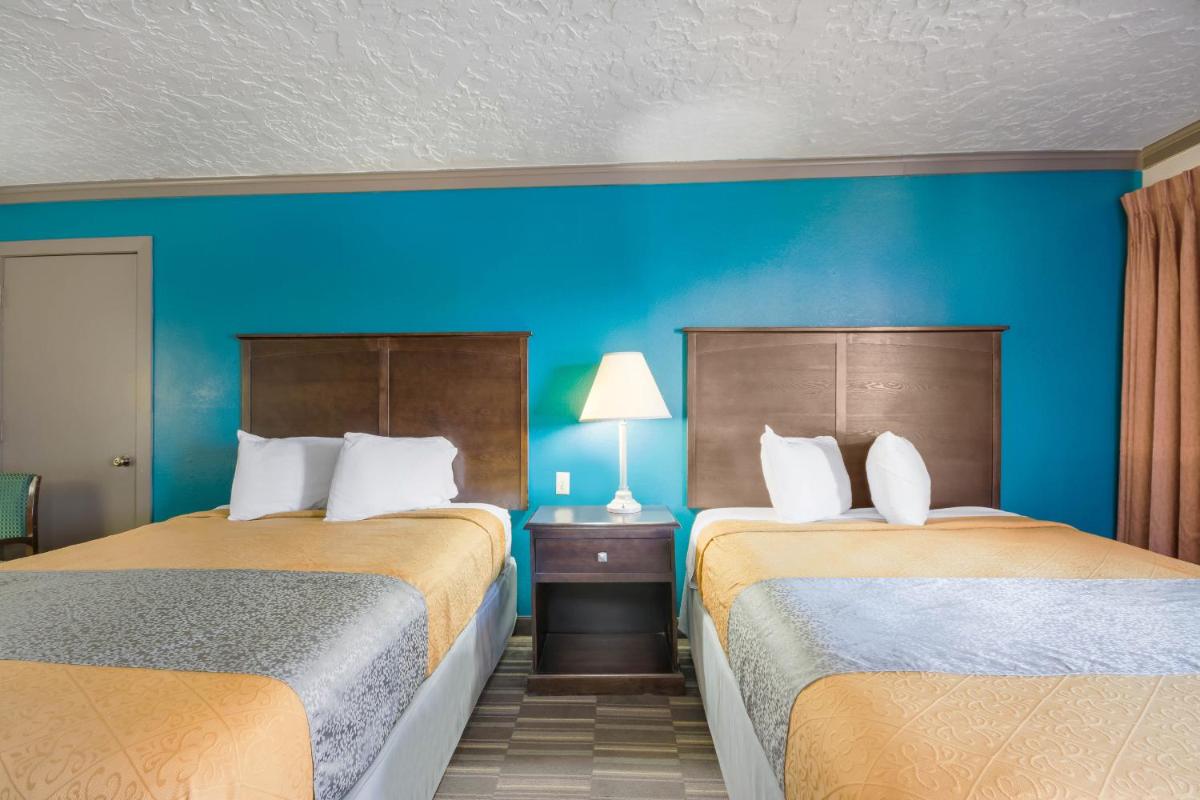 Econo Lodge Inn & Suites - image 4