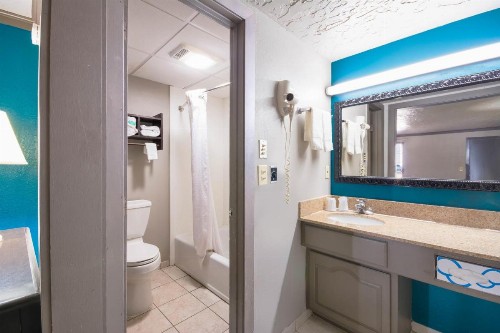 Econo Lodge Inn & Suites - image 6