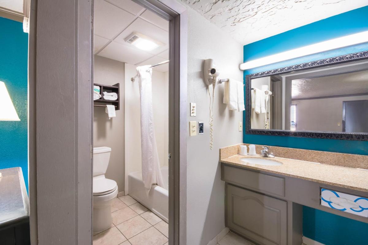 Econo Lodge Inn & Suites - image 6