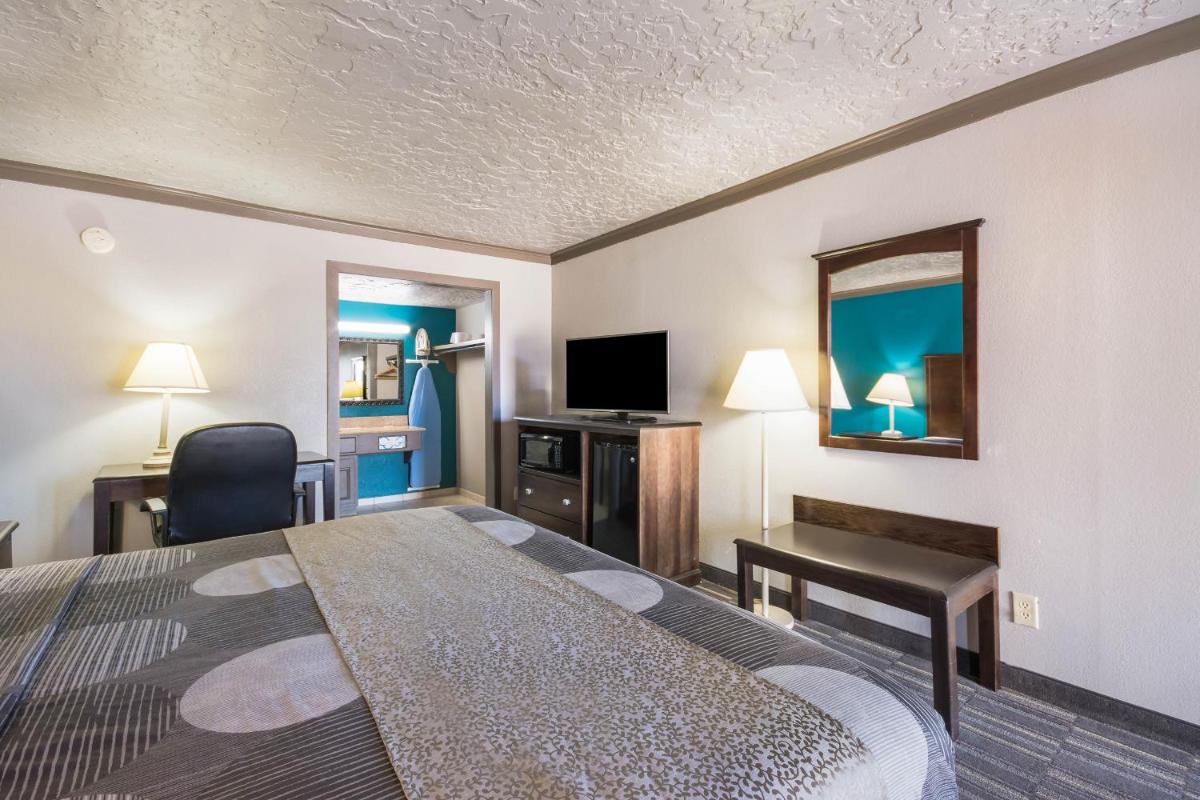 Econo Lodge Inn & Suites - image 7
