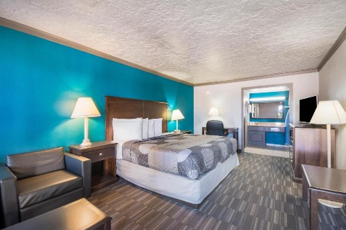 Econo Lodge Inn & Suites - image 9