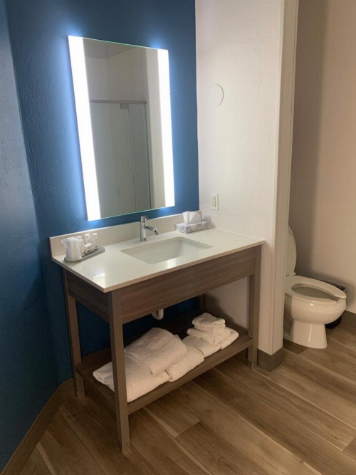 La Quinta by Wyndham OKC North - Quail Springs - image 12