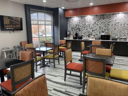 La Quinta by Wyndham OKC North - Quail Springs - image 6