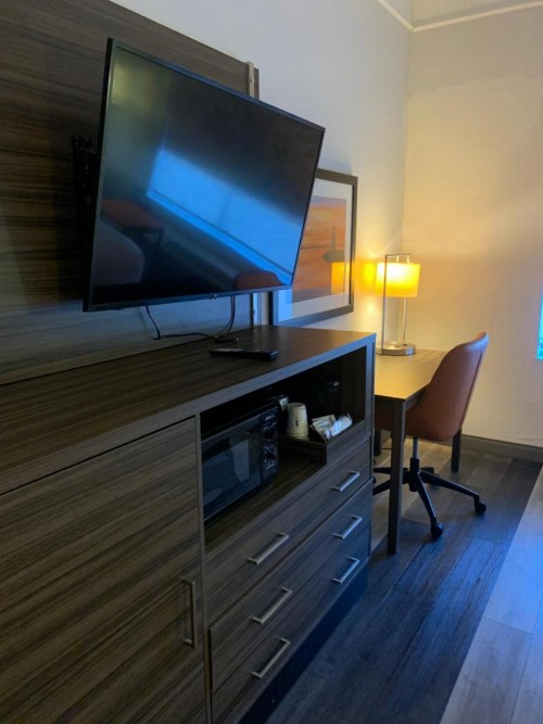 La Quinta by Wyndham OKC North - Quail Springs - image 8