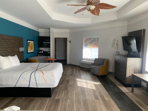 La Quinta by Wyndham OKC North - Quail Springs - image 9