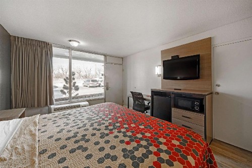 Econo Lodge Inn & Suites Bricktown - image 10