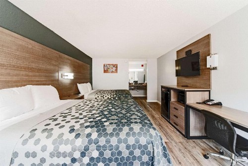 Econo Lodge Inn & Suites Bricktown - image 25