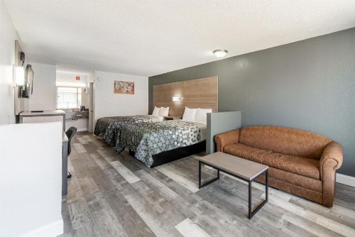 Econo Lodge Inn & Suites Bricktown - image 33