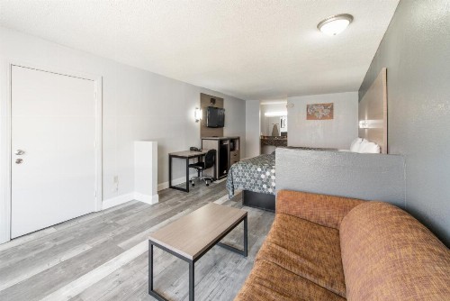 Econo Lodge Inn & Suites Bricktown - image 35