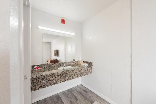 Econo Lodge Inn & Suites Bricktown - image 44