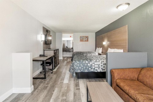 Econo Lodge Inn & Suites Bricktown - image 46