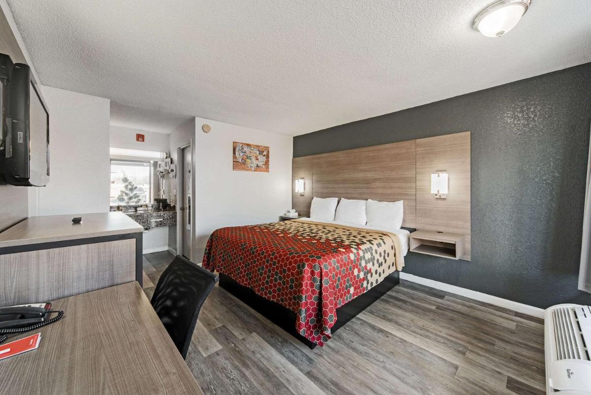 Econo Lodge Inn & Suites Bricktown - image 6