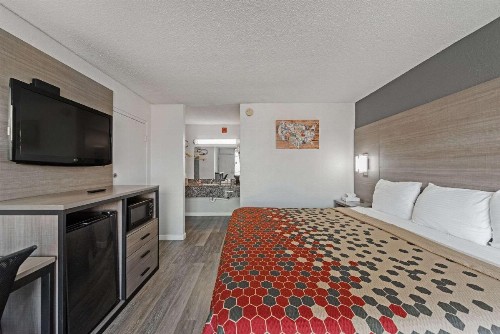 Econo Lodge Inn & Suites Bricktown - image 7