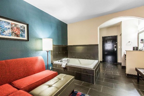Comfort Suites Fairgrounds West - image 11