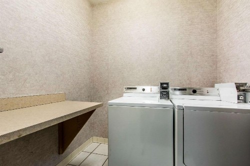 Comfort Suites Fairgrounds West - image 15