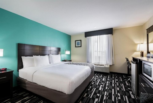 Clarion Inn & Suites Oklahoma City near Bricktown - image 2