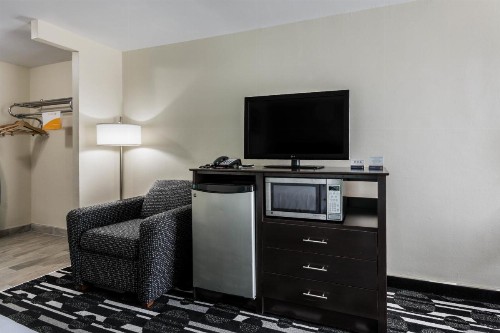 Clarion Inn & Suites Oklahoma City near Bricktown - image 8