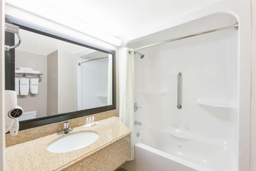 Super 8 by Wyndham Oklahoma City - image 27