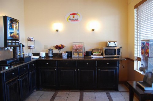 Super 8 by Wyndham Oklahoma City - image 5