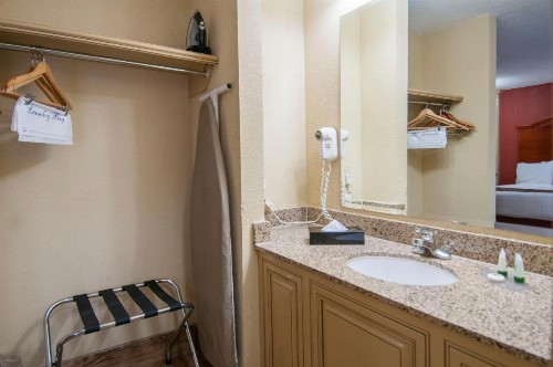 Governors Suites Hotel Oklahoma City Airport Area - image 5