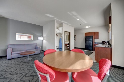 Holiday Inn Express and Suites Oklahoma City North an IHG Hotel - image 14