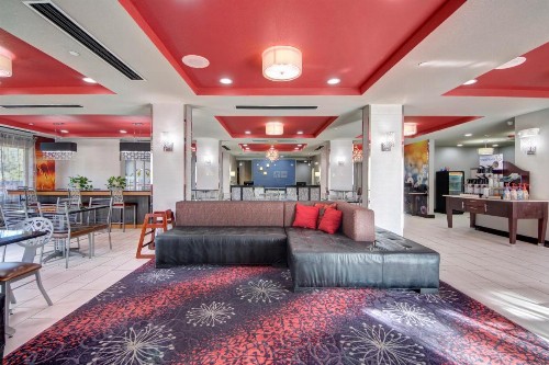 Holiday Inn Express and Suites Oklahoma City North an IHG Hotel - image 5