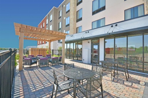 Holiday Inn Express & Suites Oklahoma City Mid - Arpt Area an IHG Hotel - image 2