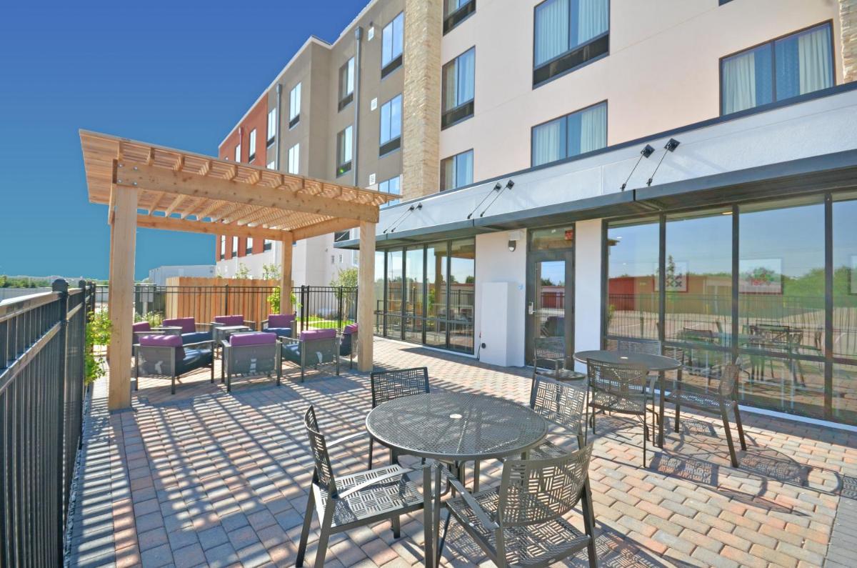Holiday Inn Express & Suites Oklahoma City Mid - Arpt Area an IHG Hotel - image 2