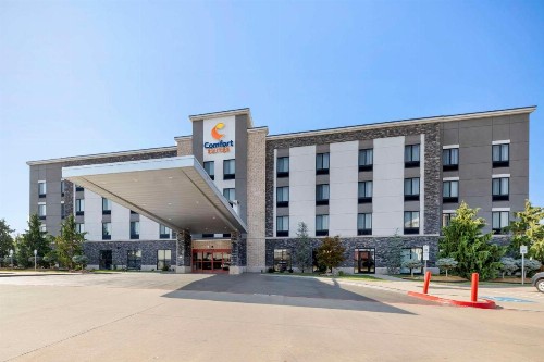 Comfort Suites Airport on Meridian - image 1