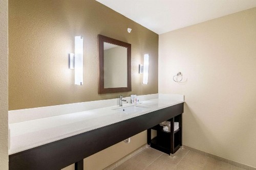 Comfort Suites Airport on Meridian - image 13