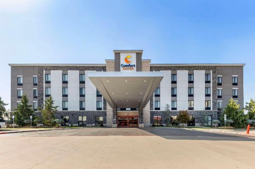 Comfort Suites Airport on Meridian - image 3