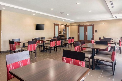 Comfort Suites Airport on Meridian - image 36
