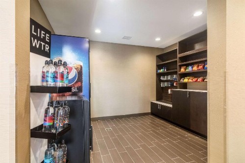 Comfort Suites Airport on Meridian - image 37