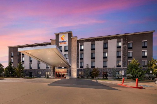 Comfort Suites Airport on Meridian - image 4