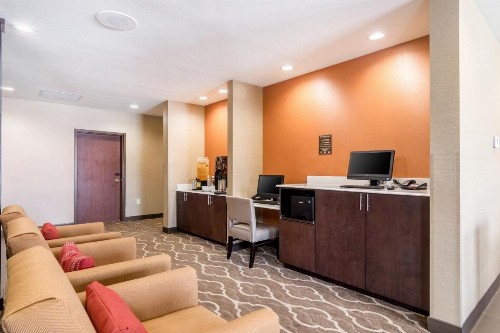 Comfort Suites Airport on Meridian - image 46