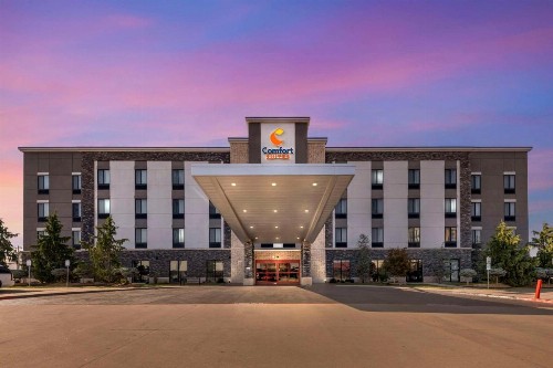 Comfort Suites Airport on Meridian - image 5