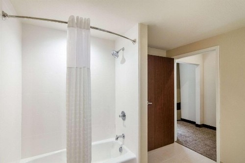 Comfort Suites Airport on Meridian - image 8