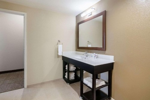 Comfort Suites Airport on Meridian - image 9
