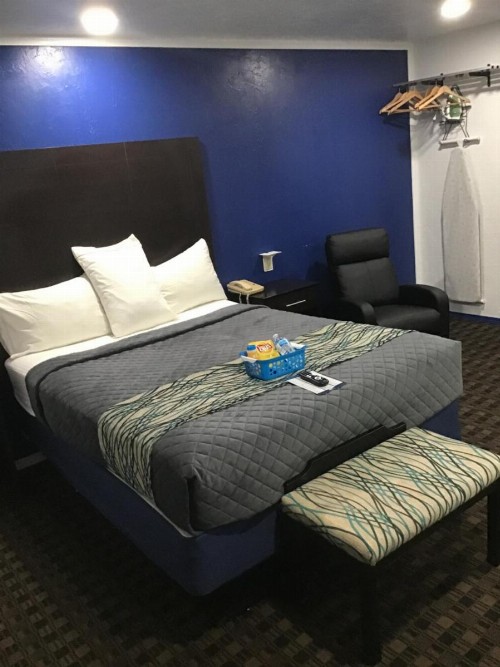 Budget Inn & Suites - image 11
