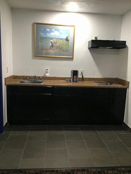 Budget Inn & Suites - image 12