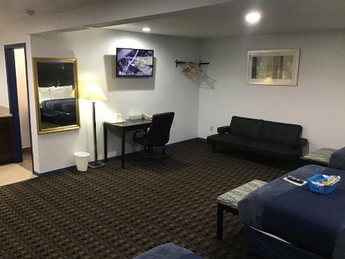 Budget Inn & Suites - image 13