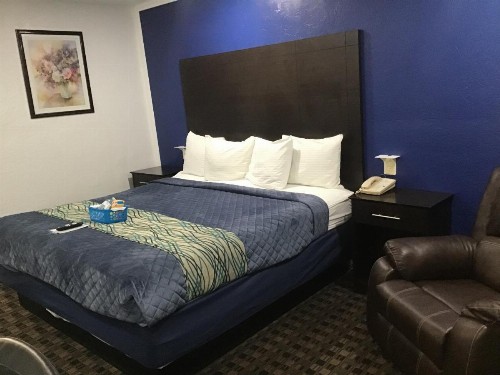 Budget Inn & Suites - image 14