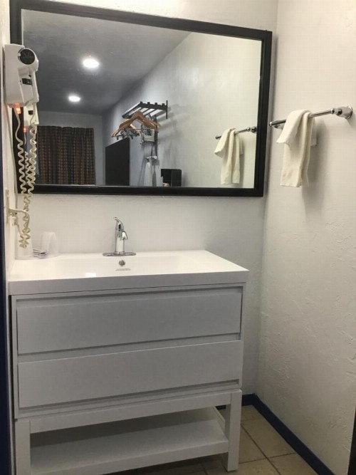 Budget Inn & Suites - image 15