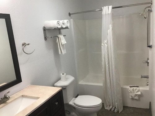 Budget Inn & Suites - image 16