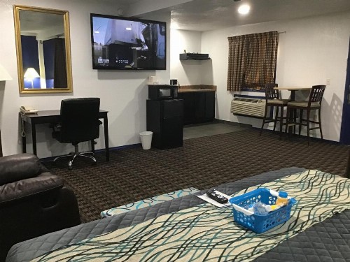 Budget Inn & Suites - image 19
