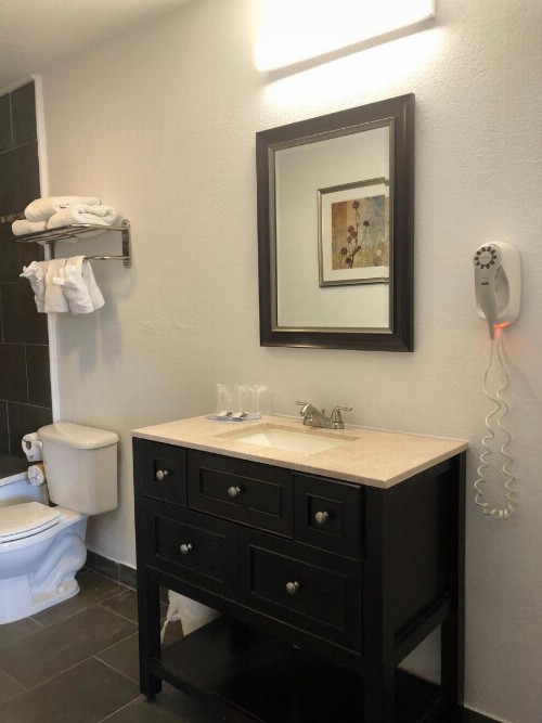 Budget Inn & Suites - image 2